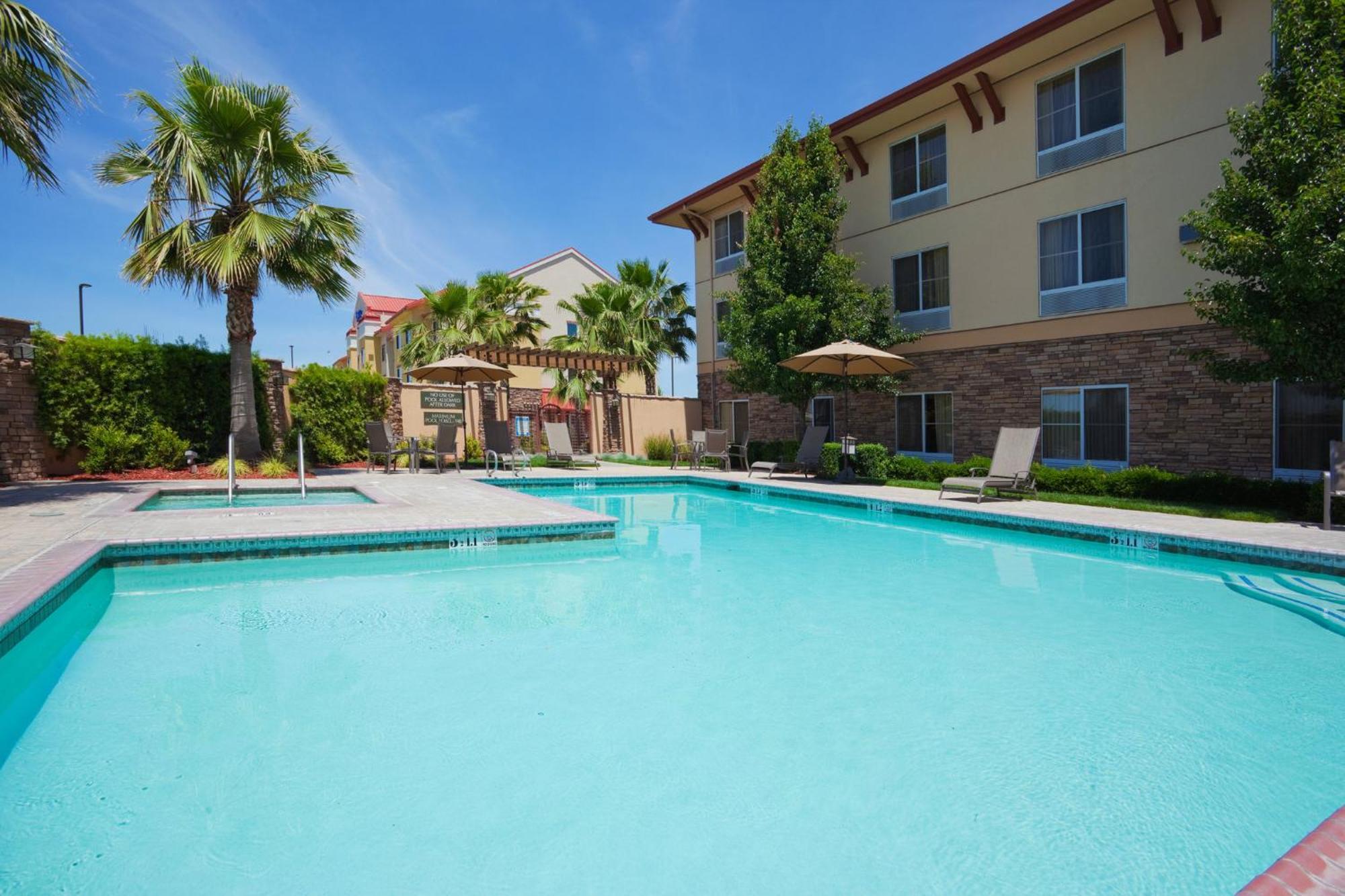 Holiday Inn Express Turlock By Ihg Exteriér fotografie